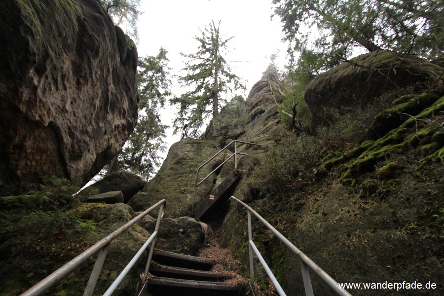 Enger, steiler Aufstieg zum Hermannseck