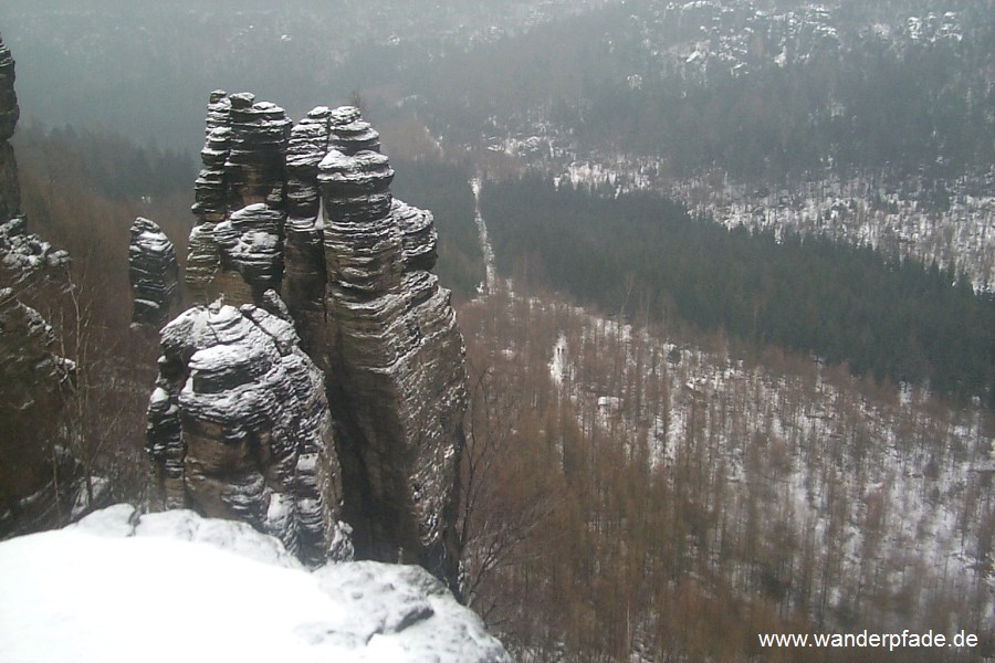 Foto: Blick von der Grenzplatte (530 m) ins Bielatal