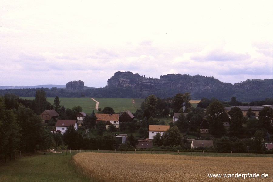 Foto: Reinhardtsdorf, hinten Falkenstein und Schrammsteine