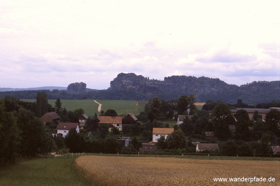 Reinhardtsdorf, hinten Falkenstein und Schrammsteine