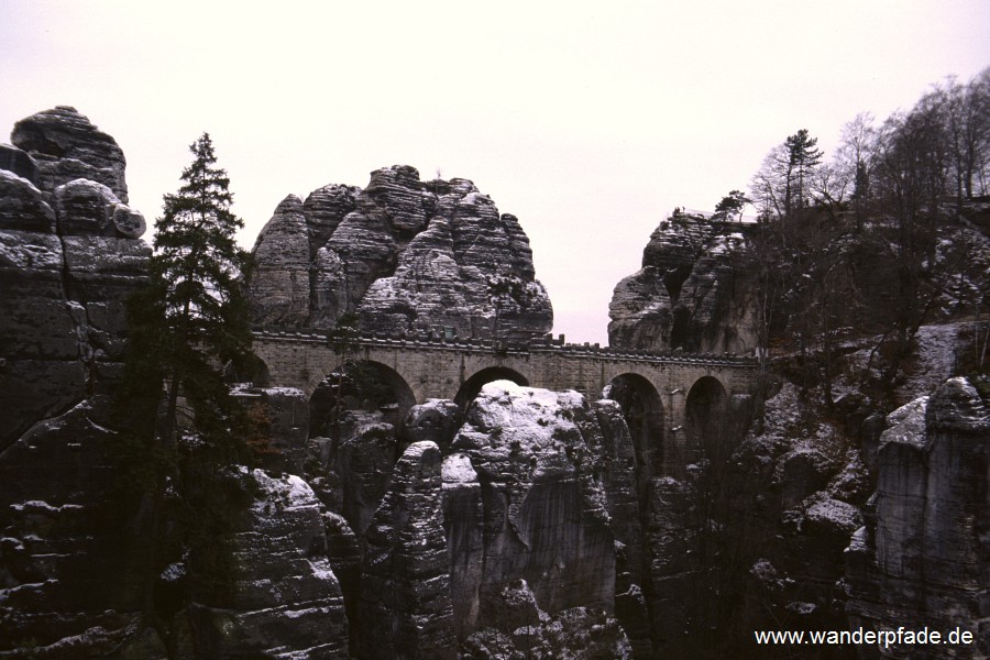 Foto: Basteibrücke mit Großer Steinschleuder und Basteiaussicht