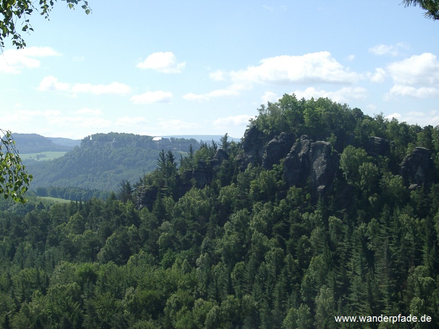 Kleiner Brenstein, dahinter der Knigstein, im Hintergrund links der Pfaffenstein