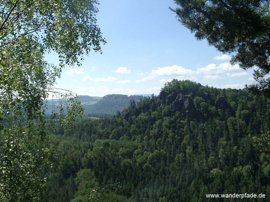 Foto: Kleiner Bärenstein, dahinter der Königstein, im Hintergrund der Pfaffenstein