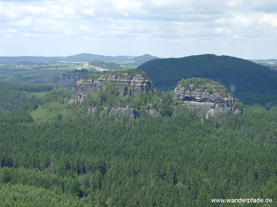 Hinten rechts im Schatten der Hausberg, davor die Lorenzsteine