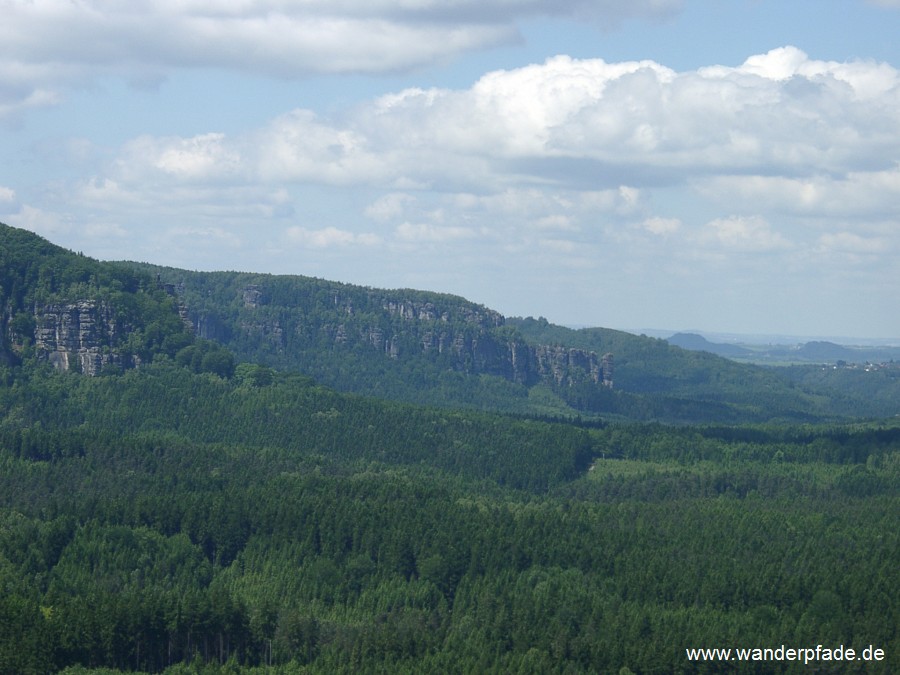 In der Bildmitte Affensteine mit Langem Horn und Blostock