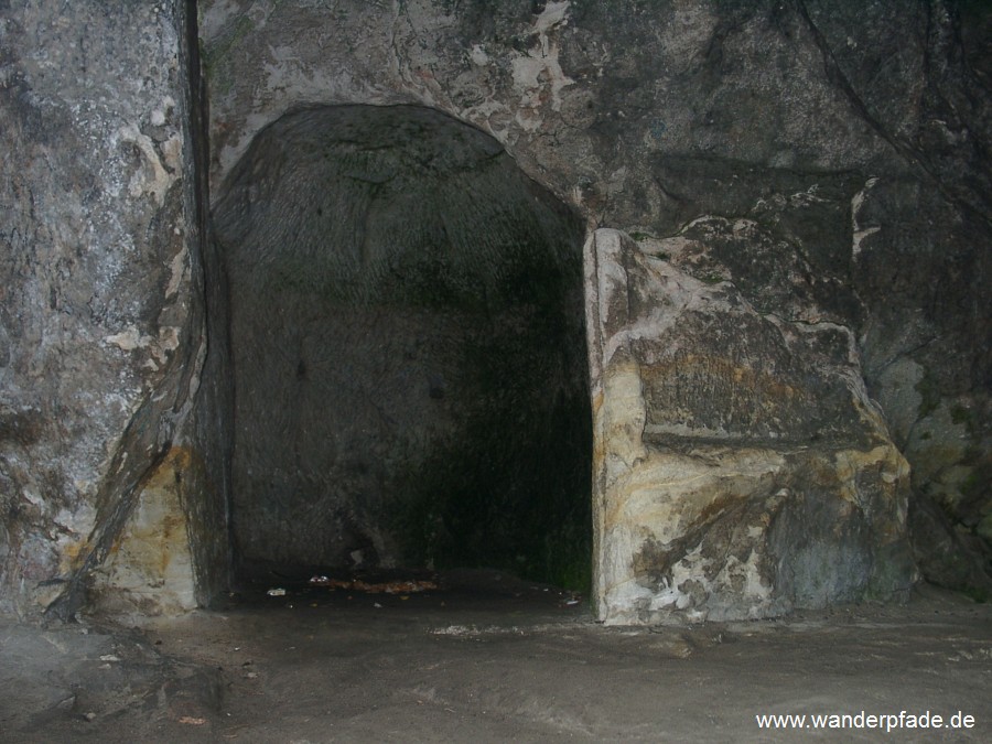 Nische mit Befestigungspunkten fr das Vieh, davor Fragmente eines  Wassertroges