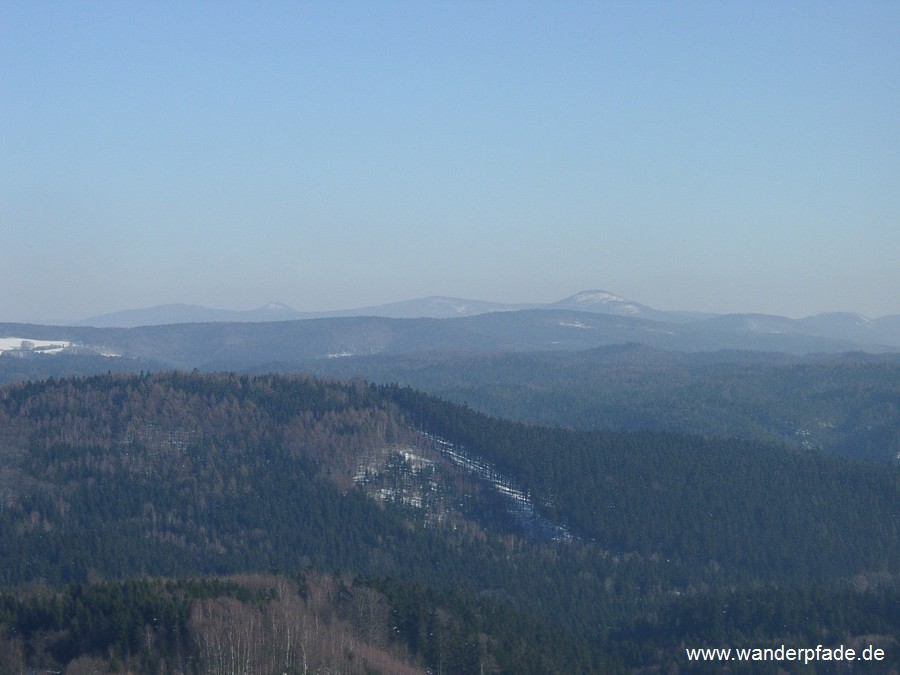 Foto: Am Horizont (SO) Weberberg, Lausche (793 m, in 22 km, Zittauer Geb.), Finkenkoppe und Tannenberg (Jedlová)