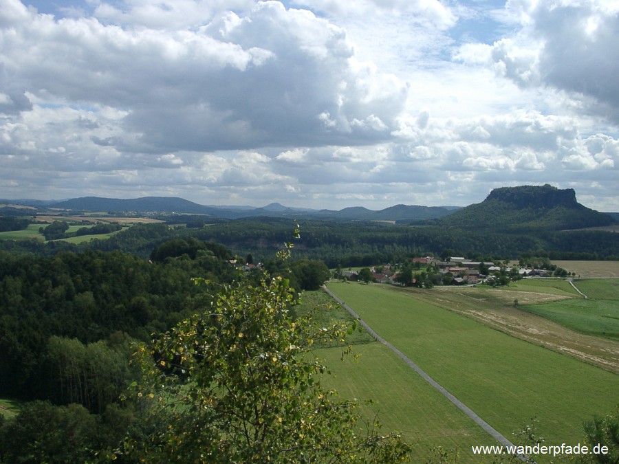 Rechts Lilienstein und Ort Weiig