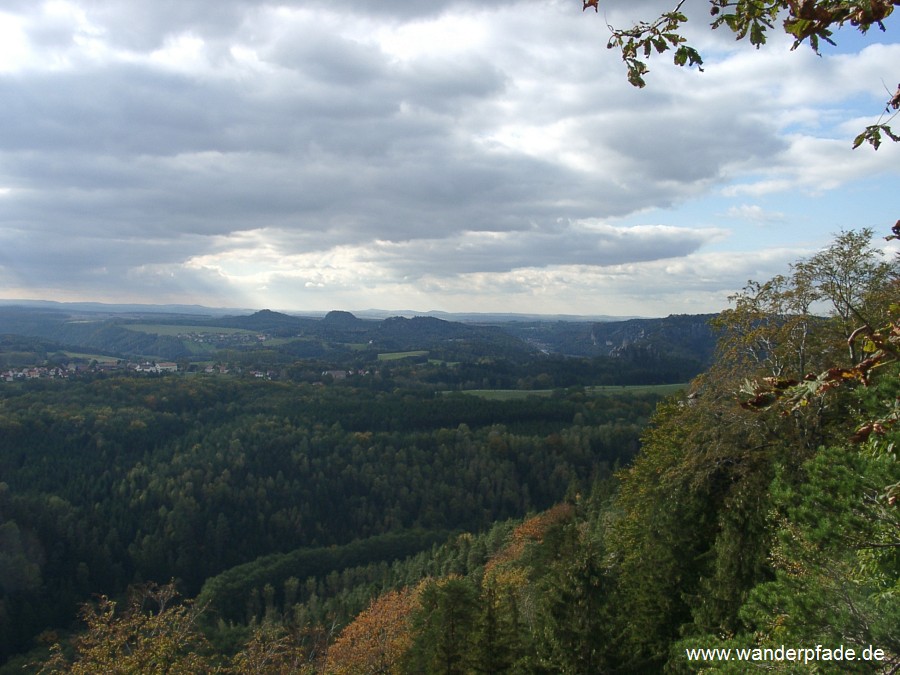 Westblick mit den Brensteinen, Rauenstein und Basteigebiet