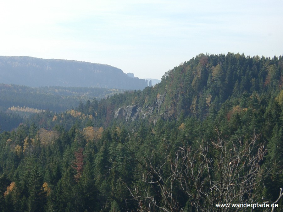 Im Hintergrund die Affensteine mit markantem Blostock, rechts vor Grostein