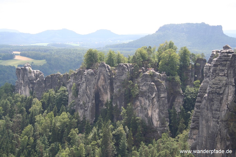 Mnch, Felsenburg Neurathen, im Hintergrund Papststein, Gohrisch und Lilienstein