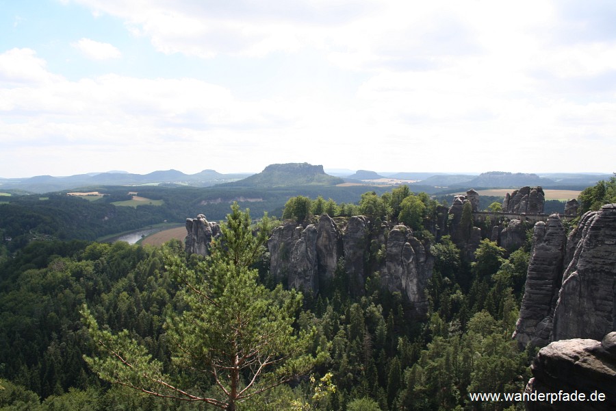  Mnch, Felsenburg Neurathen, Basteibrcke, in der Mitte des Hintergunds der Lilienstein