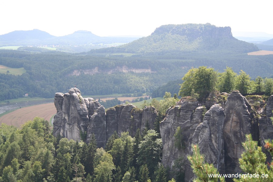 Mnch, Felsenburg Neurathen, im Hintergrund Papststein, Gohrisch und Lilienstein