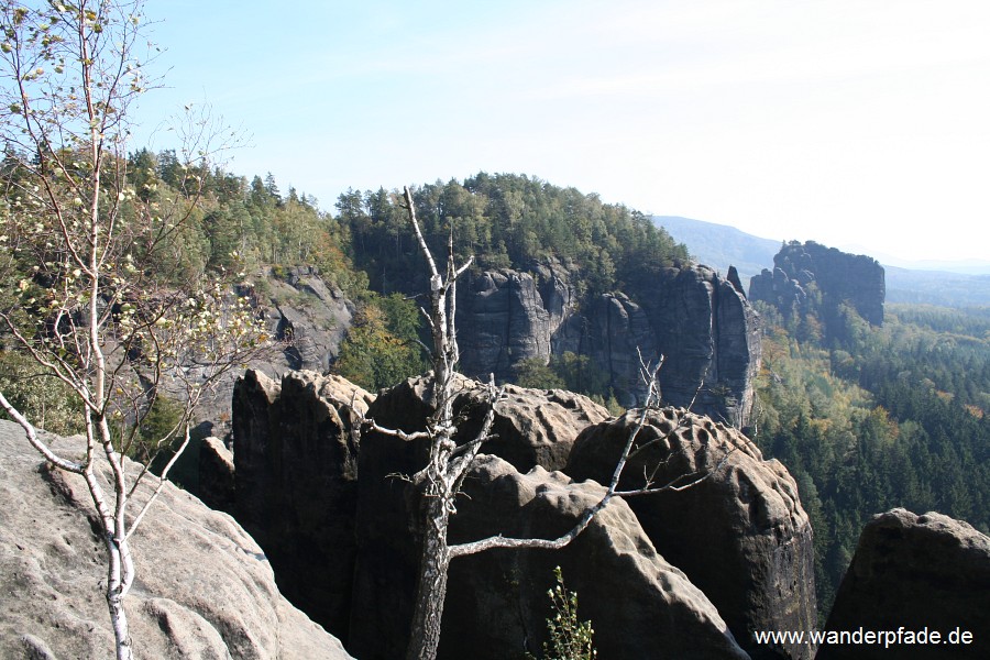 Rechts einzeln stehend der Rauschenstein