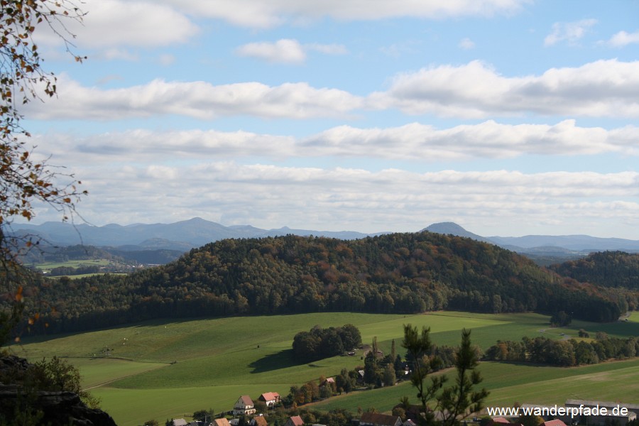 Foto: Laasensteine, im Hintergrund Böhmische Berge mit Rosenberg