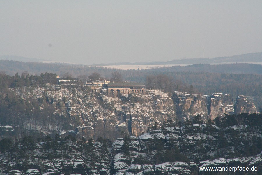 Foto: Im Vordergund der Gipfelgrat des Rauenstein, dahinter die Bastei, dazwischen fließt die Elbe