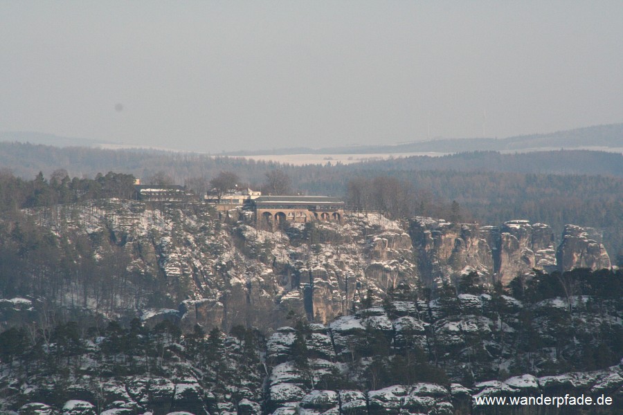 Im Vordergund der Gipfelgrat des Rauenstein, dahinter die Bastei, dazwischen fliet die Elbe