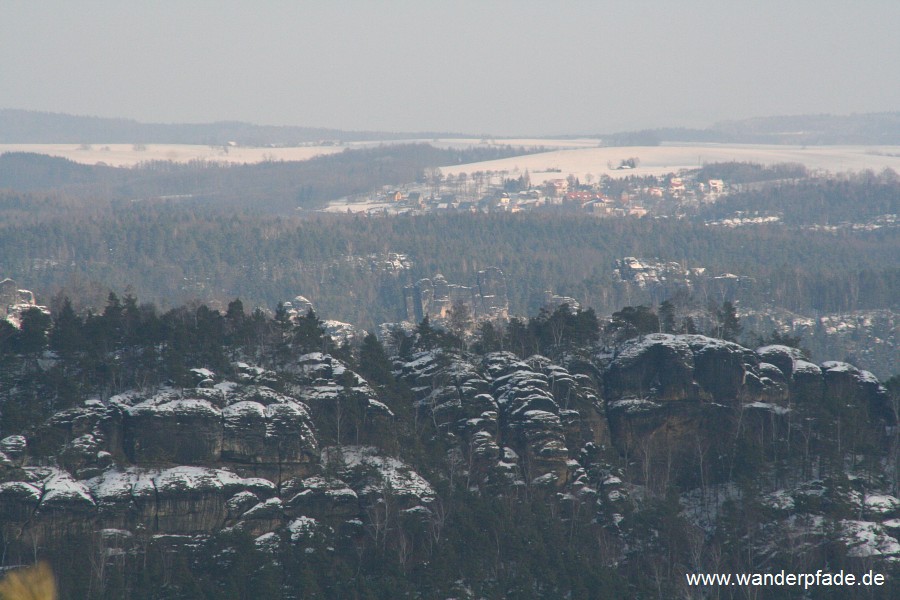 Im Vordergund der Gipfelgrat des Rauenstein, dahinter die Lokomotive und am Waldrand Hohnstein