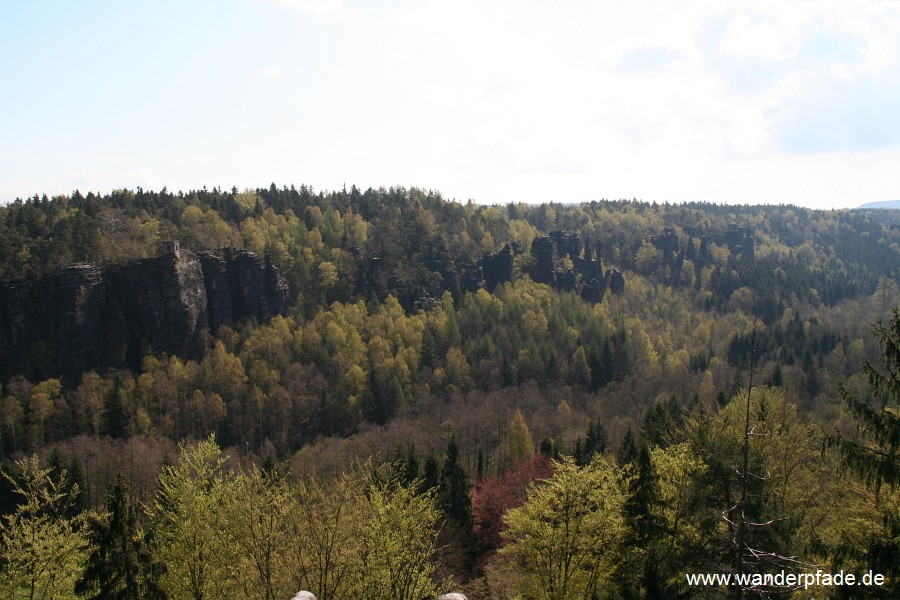 Foto: Blick ins Bielatal, links auf der Felskante der 'Bielatalblick', rechts ein beliebtes Klettergebiet um die Herkulessäulen
