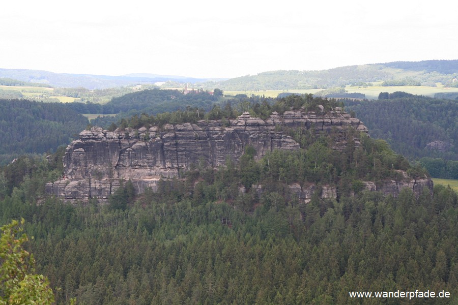 Lorenzsteine, im Hintergrund Endlerkuppe