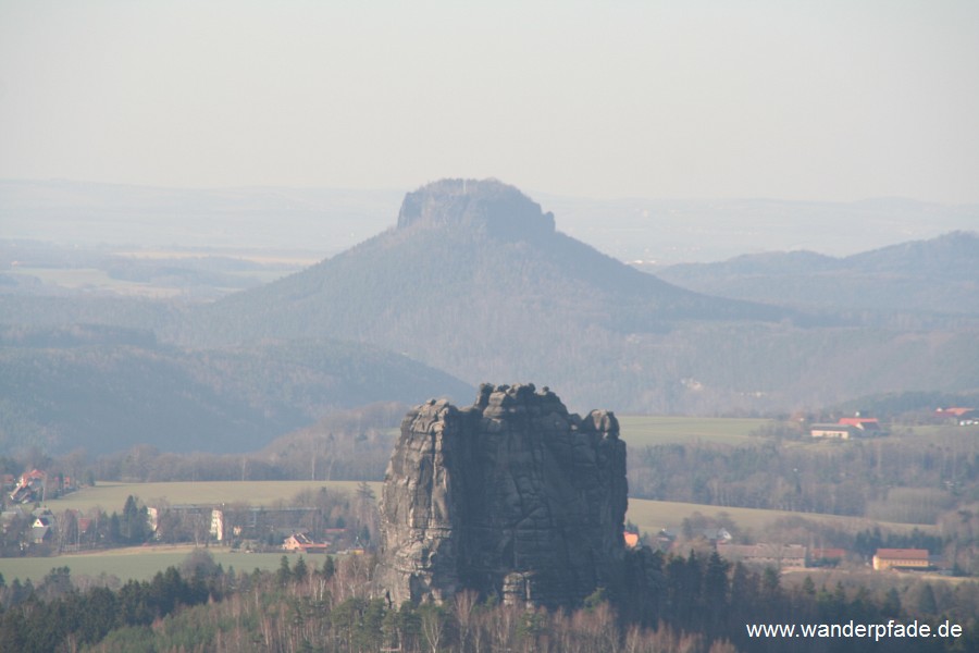 Falkenstein, im Hintergrund Lilienstein