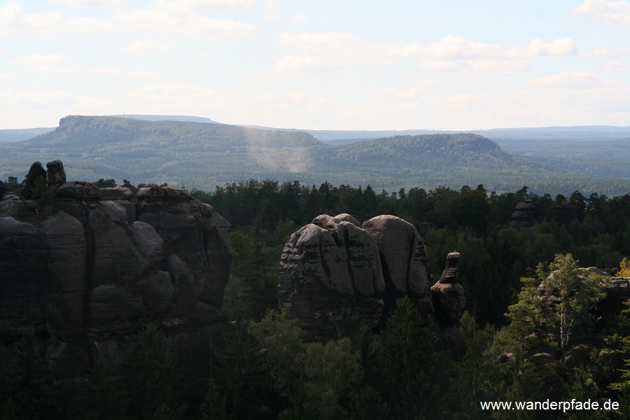 Groer Zschirnstein, Kleiner Zschirnstein, dahinter Hoher Schneeberg