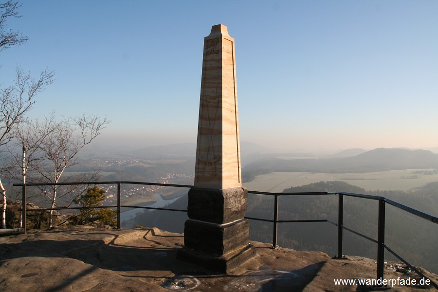 Foto: Ost-Aussicht Lilienstein mit Obelisk