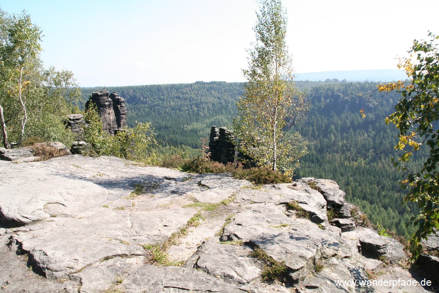 Foto: Aussicht Grenzplatte, Gipfel der Grenztürme, schwach am Horizont Hoher Schneeberg