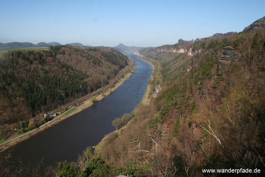 Blick elbabwrts mit Lilienstein und Schrammsteinen