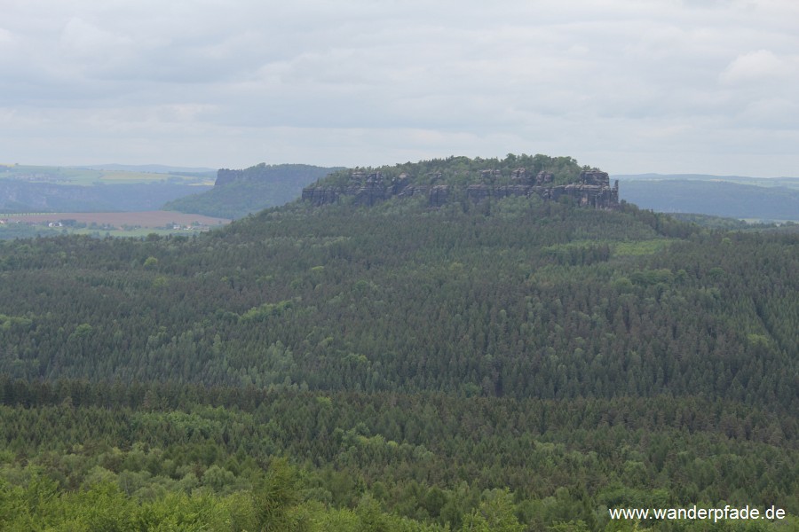 Pfaffenstein, dahinter Lilienstein