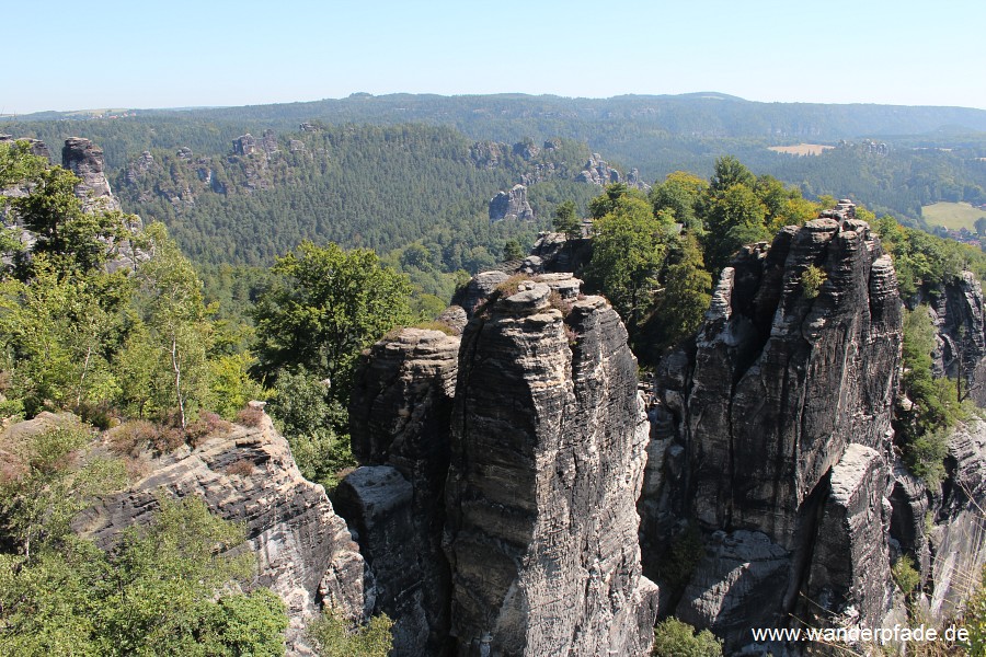 Sieberturm, Groe Steinschleuder, dahinter Honigsteine und Feldsteine