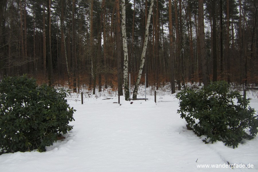 Foto: Am 03.03.2013 fehlte dem Waldfriedhof Zaun und Gedenktafel