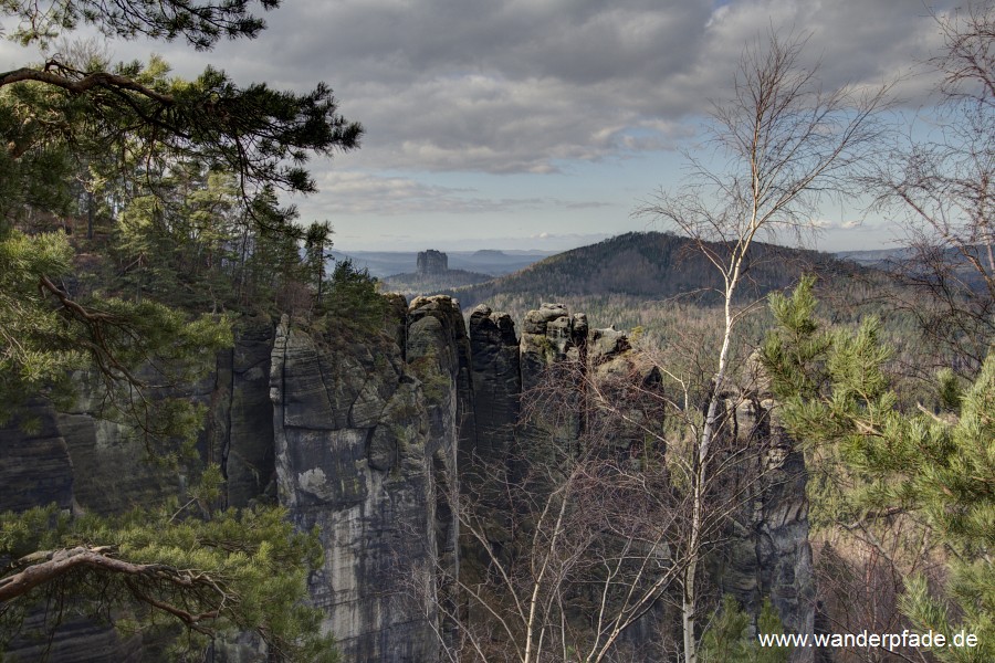 Im Hintergrund Falkenstein und Hohe Liebe