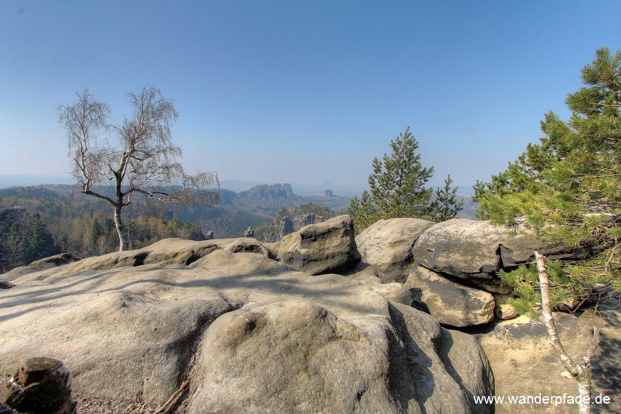 Im Hintergrund markant: Torsteine und Falkenstein