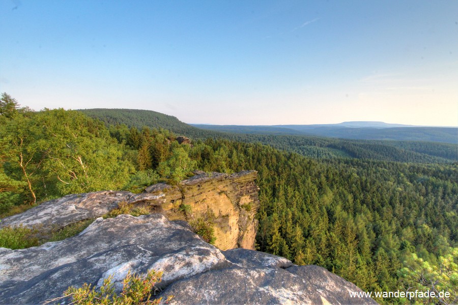 Groer Zschirnstein links, Hoher Schneeberg rechts am Horizont