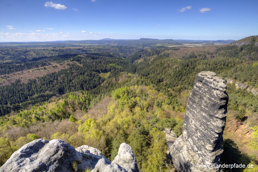 Im Hintergrund: Hoher Schneeberg, Zschirnsteine, Zirkelstein