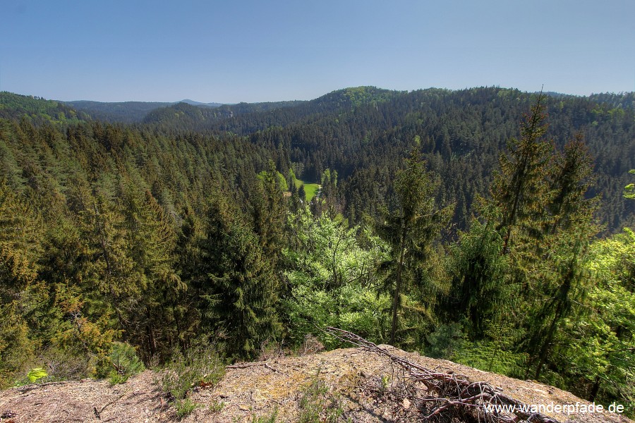 Niedermhle im Kirnitzschtal, dahinter das Bhmische Niederland (Schluckenauer Zipfel)